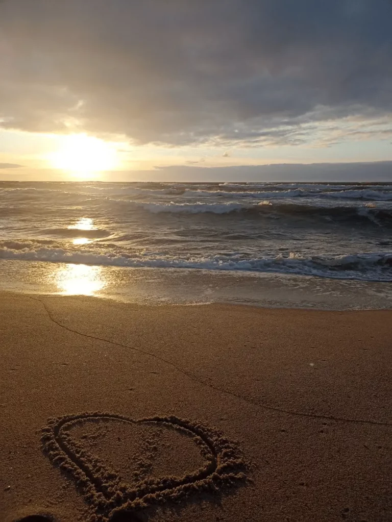 Сердце на песке Балтийского моря