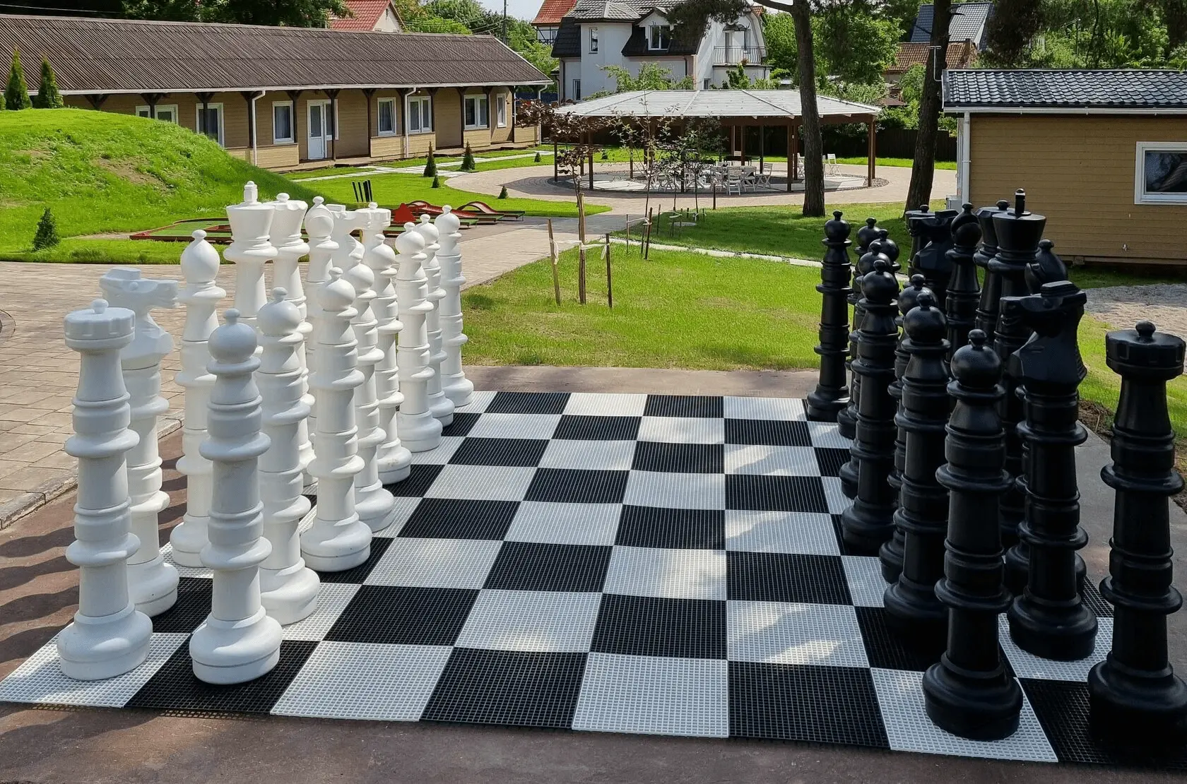 Гигантские шахматы в отеле Аквамарин Парк в Янтарном