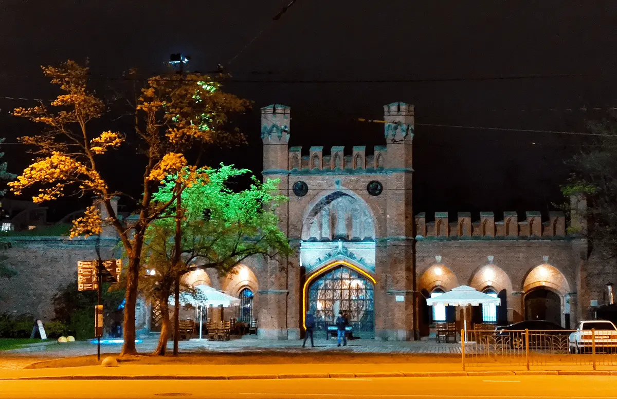 Ворота Калининграда рядом с музеем янтаря