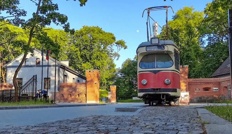 Памятник-трамвай у Фридландских ворот Калининграда